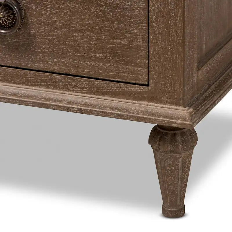 Table de chevet rustique à 3 tiroirs avec poignées en bronze et pieds fuselés