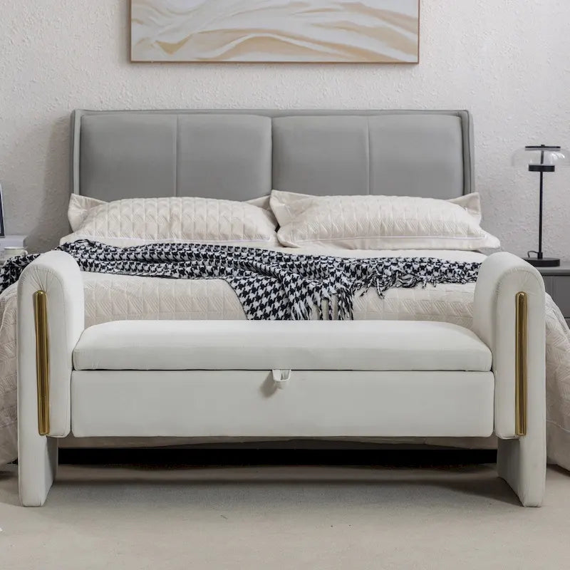Banc de rangement capitonné avec bordure en métal doré, velours ivoire et gris
