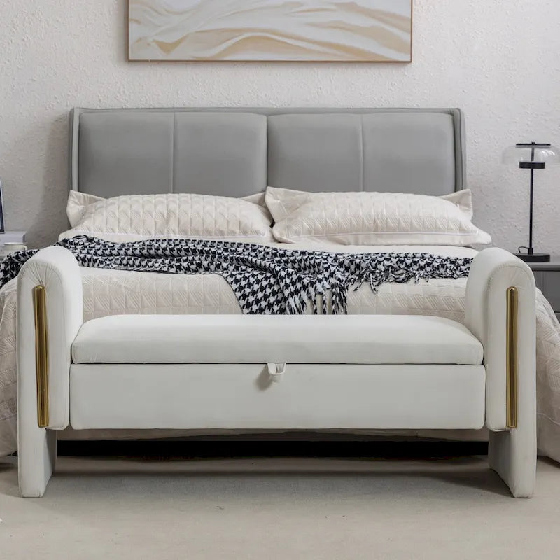 Banc de rangement capitonné avec bordure en métal doré, velours ivoire et gris