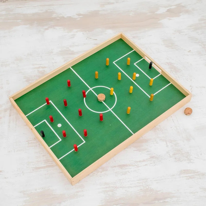 Jeu de société de baby-foot Green Pinewood avec des chevilles en bois et une balle en liège