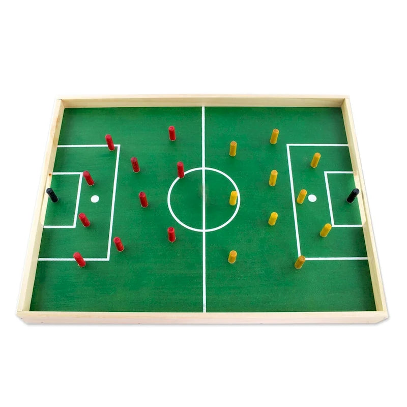 Jeu de société de baby-foot Green Pinewood avec des chevilles en bois et une balle en liège