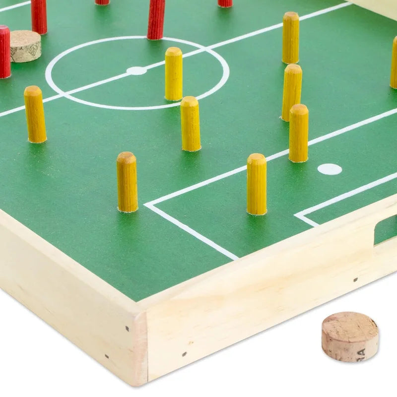 Jeu de société de baby-foot Green Pinewood avec des chevilles en bois et une balle en liège