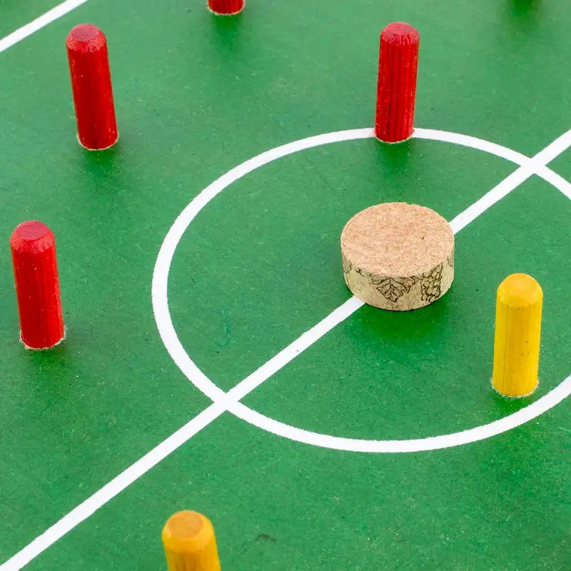 Jeu de société de baby-foot Green Pinewood avec des chevilles en bois et une balle en liège