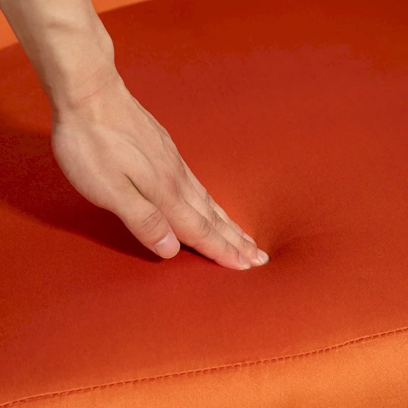 Fauteuil crapaud en velours avec piètement en métal doré